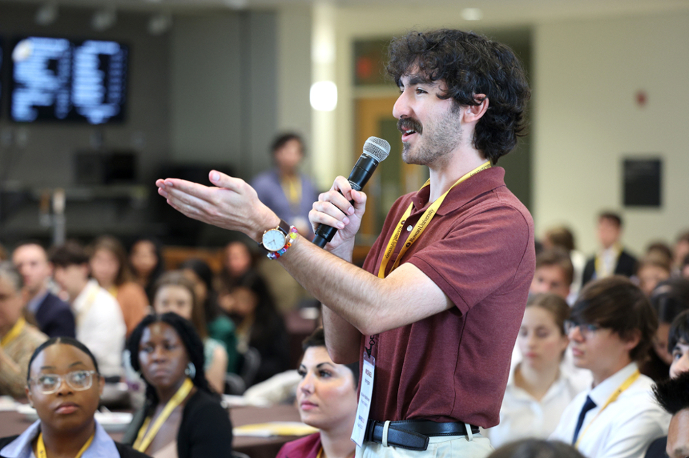 Student asks a question at MAPIS2023